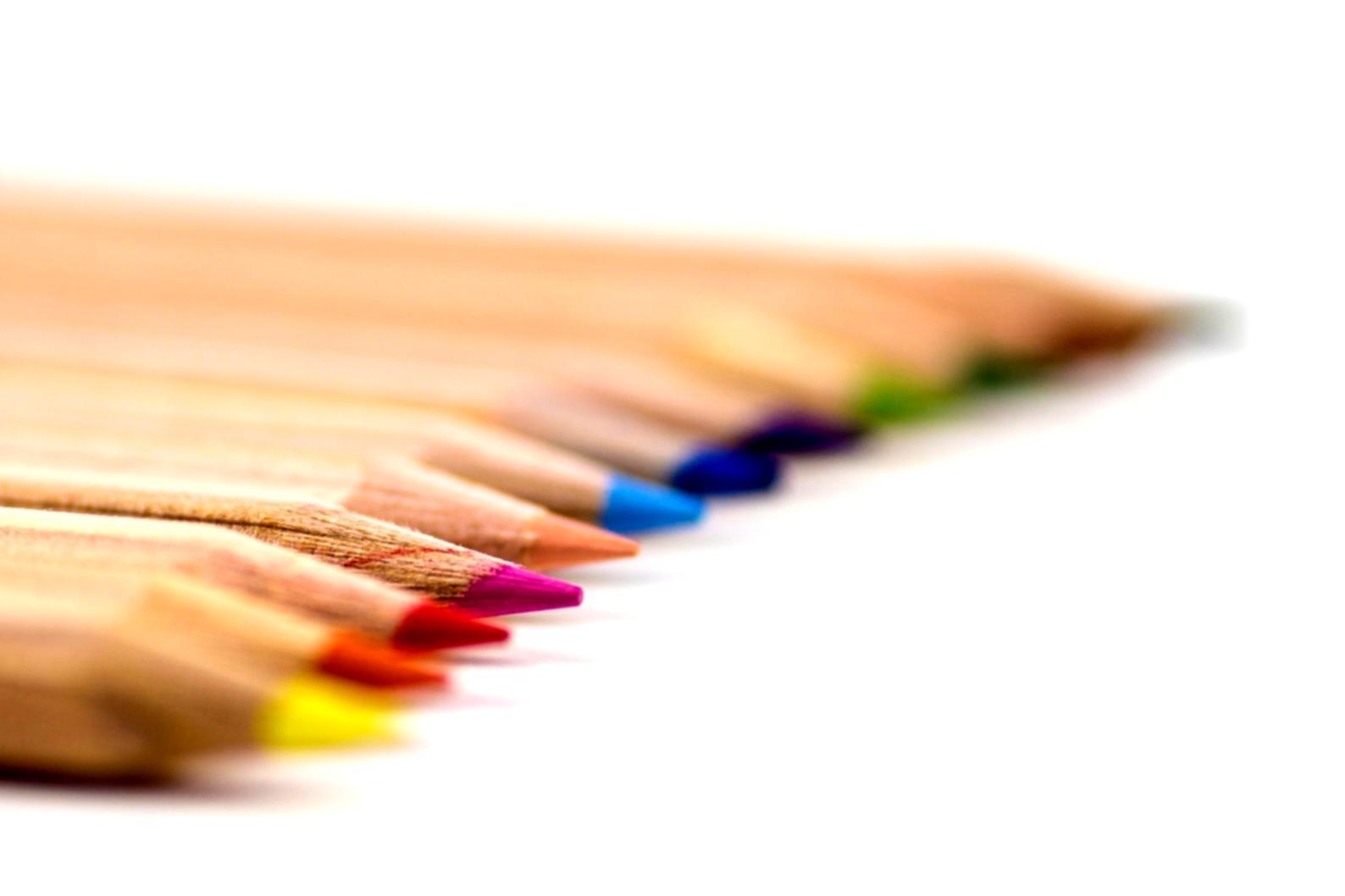 Ambiente di lavoro digitale per illustrazione moderna con tablet grafico e strumenti creativi